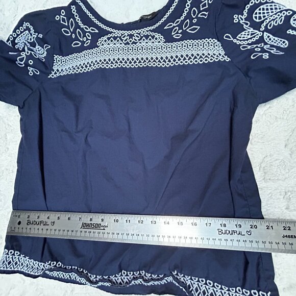 Banana Republic Womens White & Blue Embroidered Top Blouse Large Short Sleeve - Picture 8 of 8